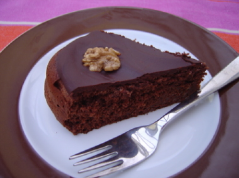 Cake au chocolat et noix décoré à la crème du chocolat